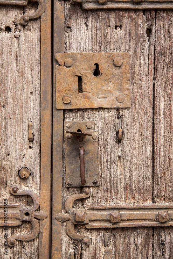 Vieille serrure sur porte de bois ancienne Stock Photo | Adobe Stock