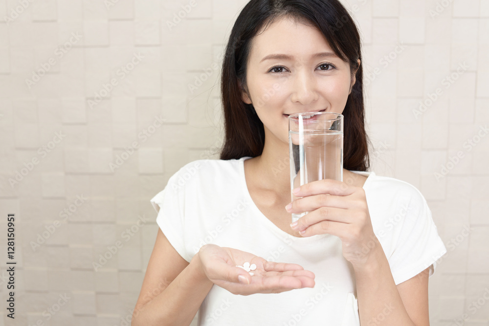サプリメントを飲む女性 サプリメントを飲む女性