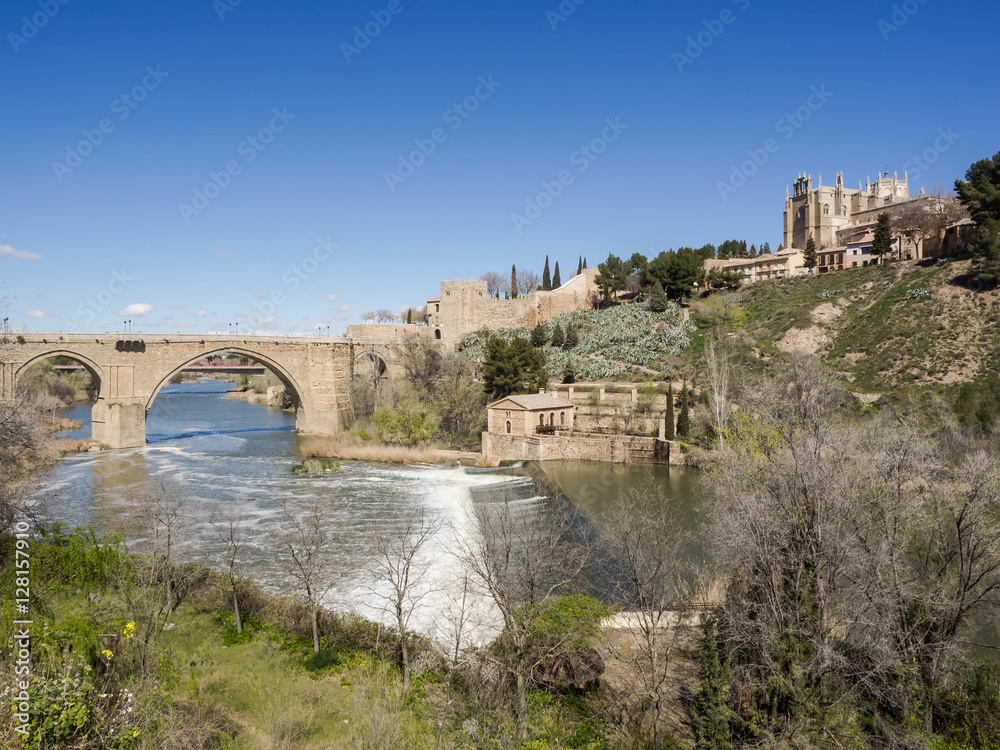Toledo mit  Franziskanerkloster San Juan des los Reyes und Fluss Tajo, Spanien