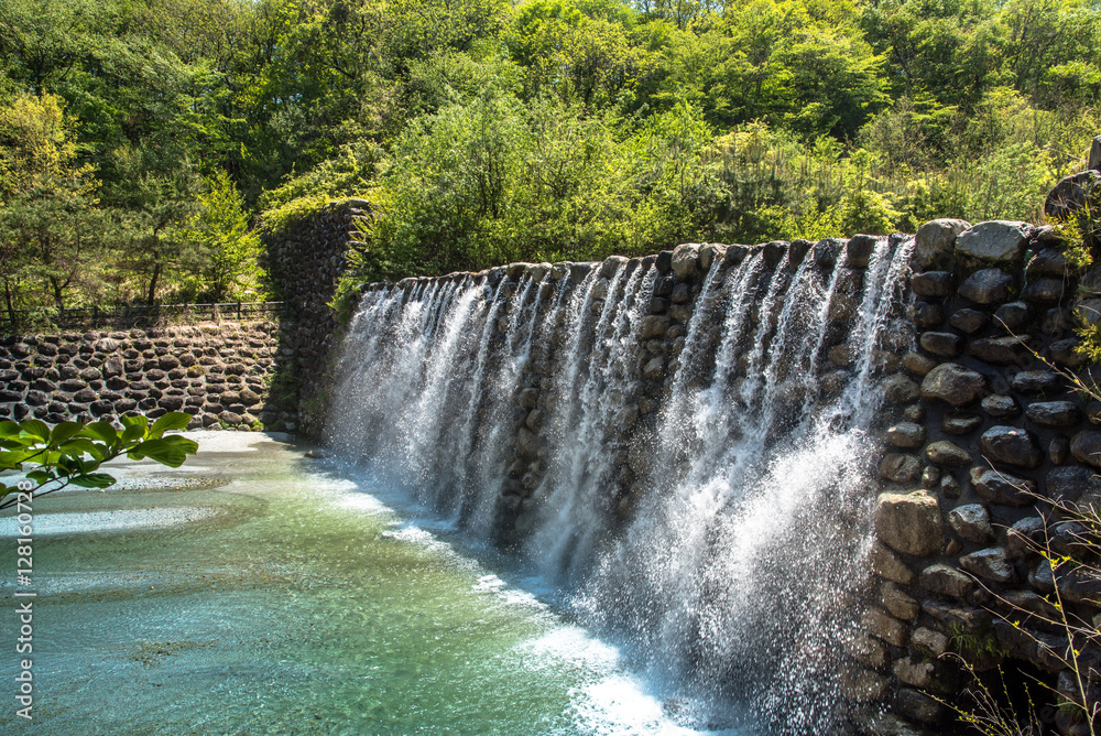 Rio com cachoeira, água limpa Rio com cachoeira, água limpa