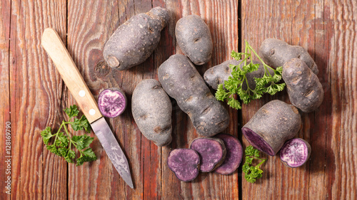 Fototapeta Naklejka Na Ścianę i Meble -  raw purple potato