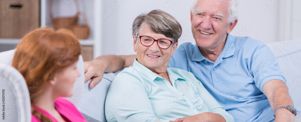 Obraz premium Seniors looking at their nurse