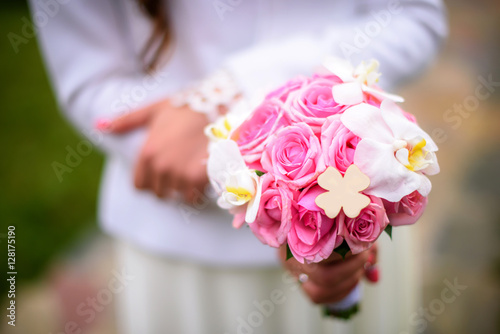 Fototapeta Naklejka Na Ścianę i Meble -  bouquet of flowers in hands bride