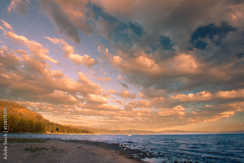 Fototapeta premium Beautiful sunset over Lake Tahoe 