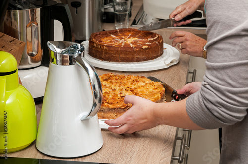 Vorbereitung einer Kaffeetafel