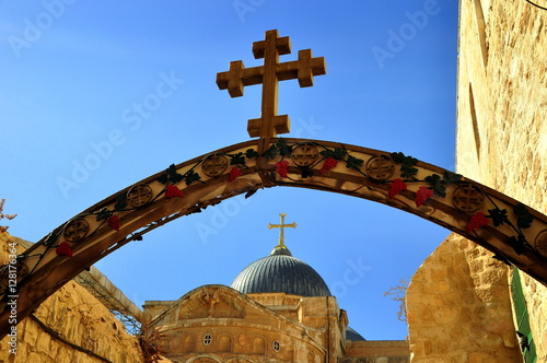 Jerusalem - Bogen mit Kreuz an der 9. Station der Via Dolorosa; hier fiel Jesus das dritte Mal  photo