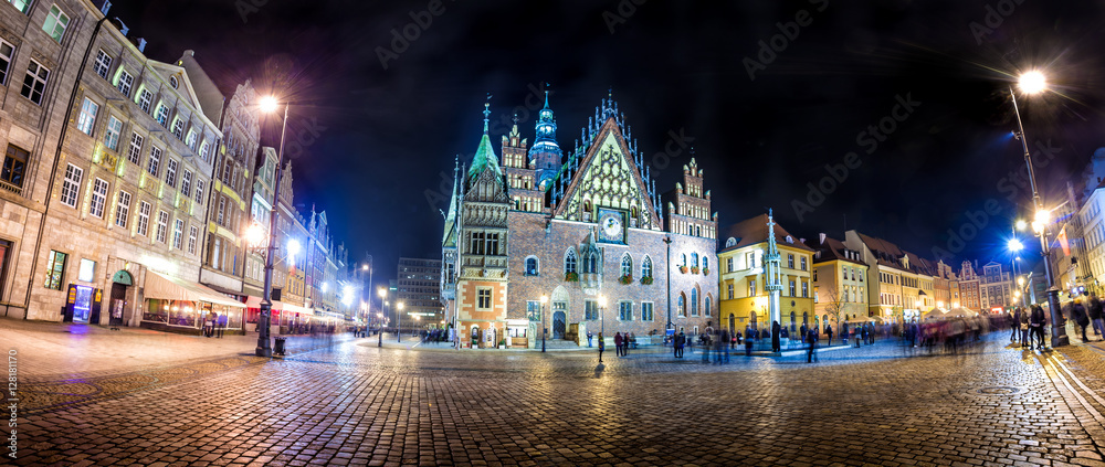 Obraz premium Wroclaw Market Square with Town Hall. Night scene with long exposure motion blurred people
