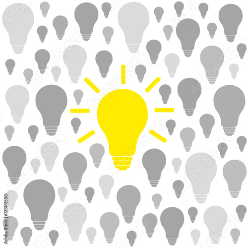 Glühbirne mit Idee leuchtet unter vielen anderen
