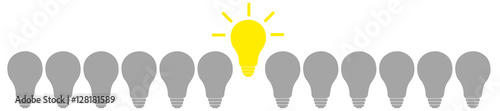 Eine Glühbirne mit Idee leuchtet unter vielen anderen