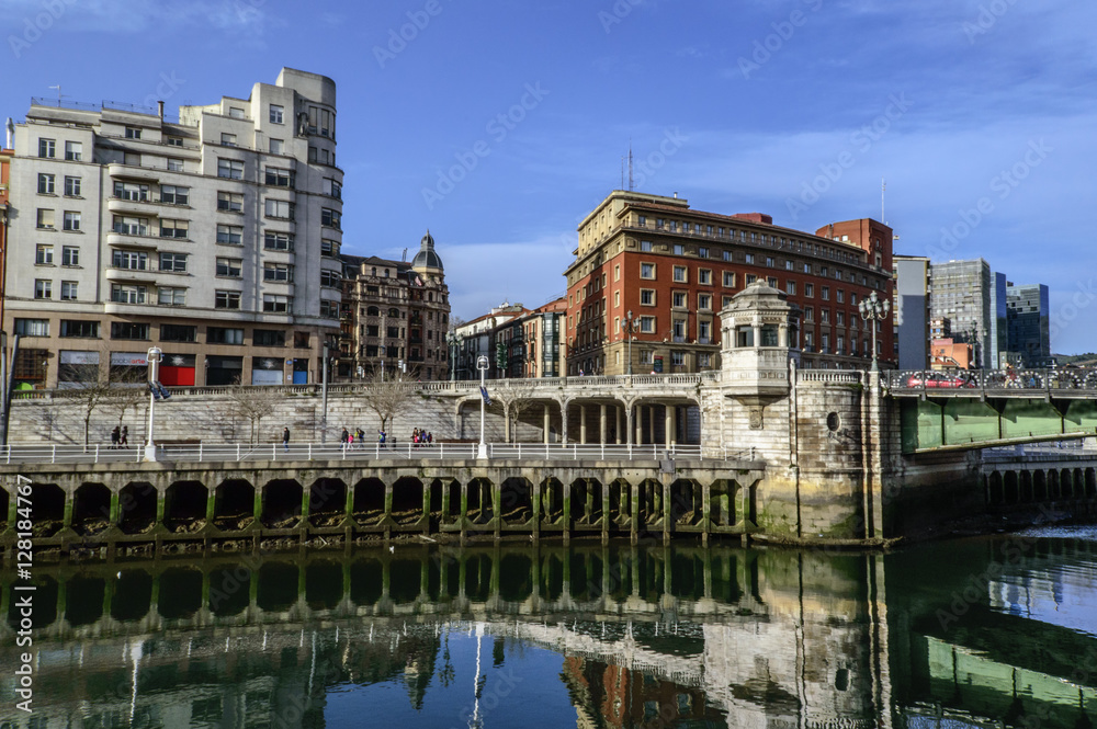 Naklejka premium Puente del Ayuntamiento en Bilbao (Vizcaya, España)