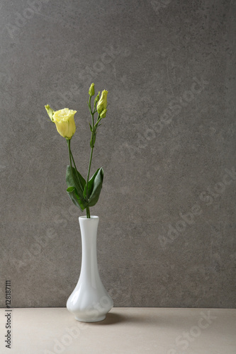 Fototapeta Naklejka Na Ścianę i Meble -  Fresh lisianthus in white vase