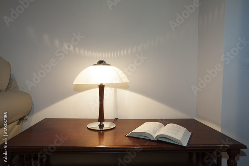 arredamento di interni, tavolino con lampada