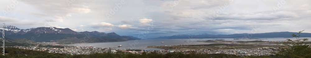 Argentina, 24/11/2010: la vista mozzafiato dell'ampia baia di Ushuaia, capitale della Terra del Fuoco, famosa come la città più a sud del mondo