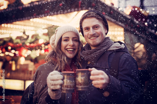 Paar auf dem Weihnachtsmarkt