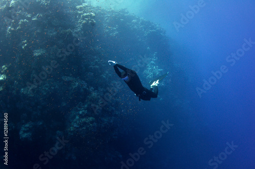 Freediver porusza się pod wodą wzdłuż rafy koralowej