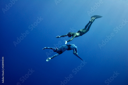 The romantic simultaneous freedive into the depth