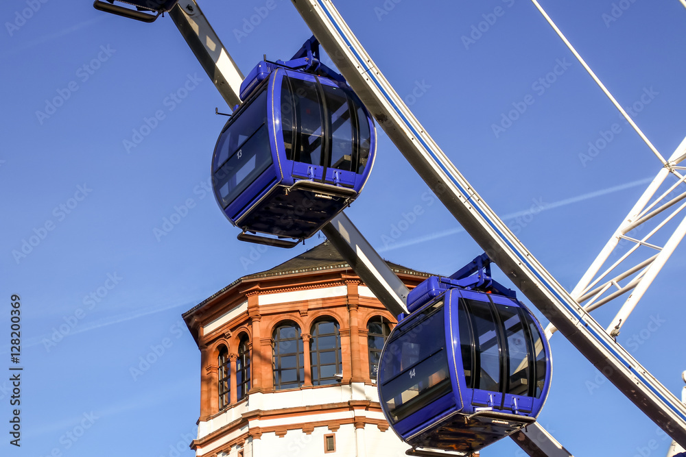 Riesenrad in der Düsseldorfer Antstadt vor blauem Himmel Riesenrad in der Düsseldorfer Antstadt vor blauem Himmel