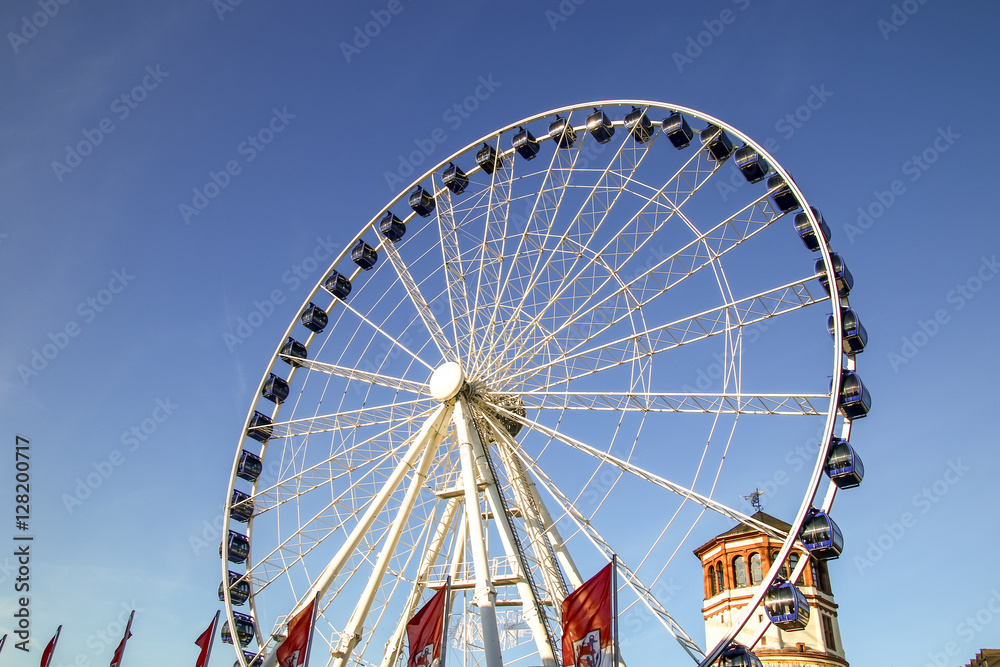 Riesenrad in der Düsseldorfer Antstadt vor blauem Himmel Riesenrad in der Düsseldorfer Antstadt vor blauem Himmel