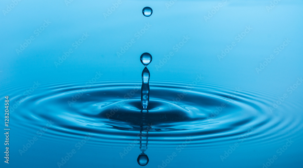 Wassertropfen mit blauem Hintergrund