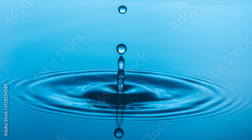 Wassertropfen mit blauem Hintergrund