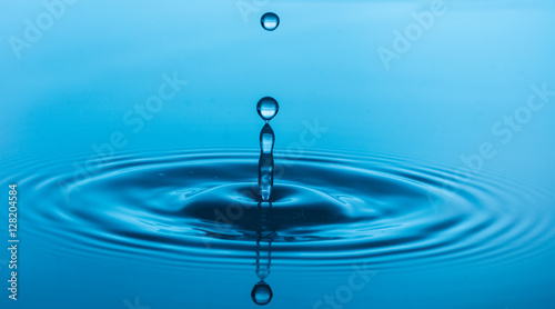 Obraz na płótnie Wassertropfen mit blauem Hintergrund w salonie
