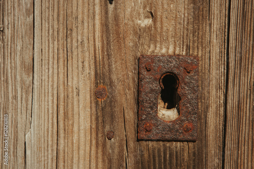 Closed rusty on an wooden door © Gelpi