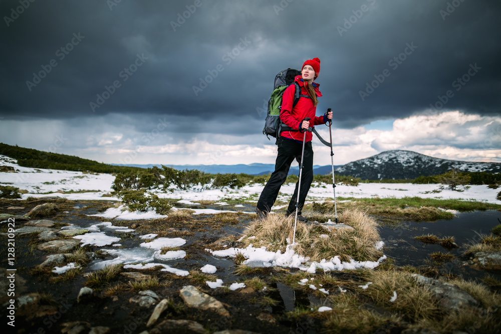 Obraz premium Shot of a young woman looking at the landscape while hiking in the mountains Lifestyle hiking concept