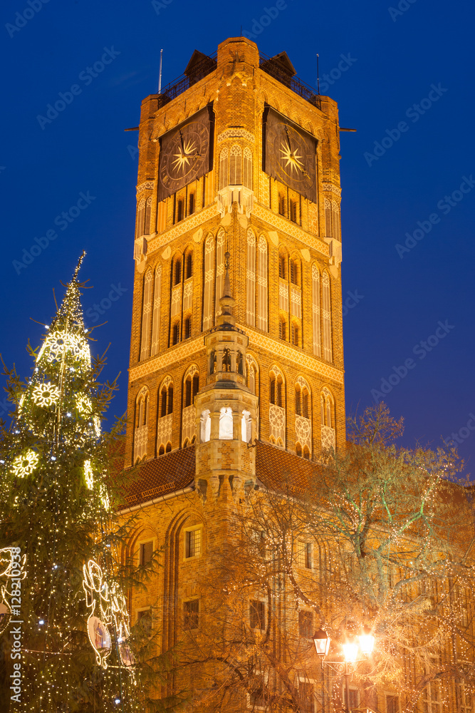 Wieża zegarowa ratusza w Toruniu nocą w czasie Bożego Narodzenia