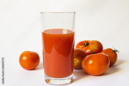 стеклянный стакан со свежим томатным соком 