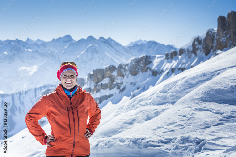 Portrait Frau im Winter im Skigebiet