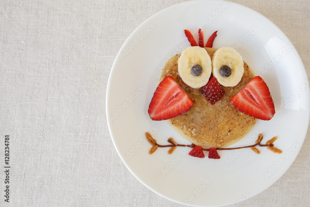 Owl pancake breakfast, fun food art for kids foto de Stock | Adobe Stock