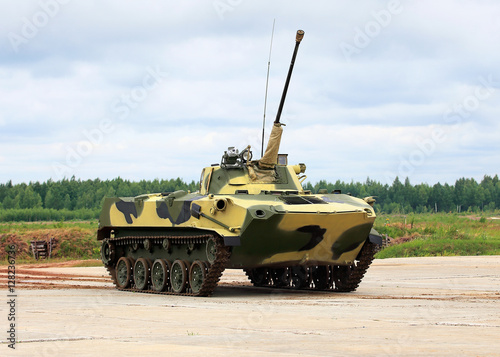 Airborne combat vehicle