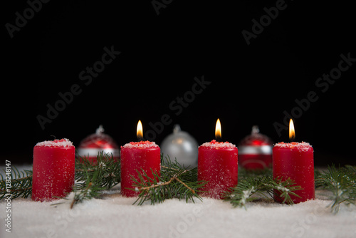 3. Advent mit Kerzen Christbaumkugeln Schnee und Reisig