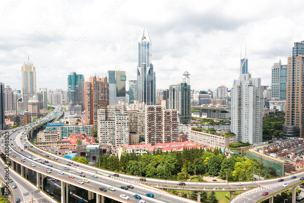 Fototapeta premium nowoczesne budynki i wiadukt w Szanghaju
