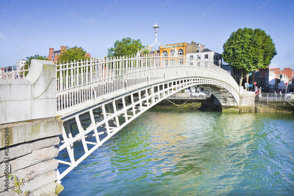 Fototapeta premium Najsłynniejszy most w Dublinie o nazwie „Half penny bridge”