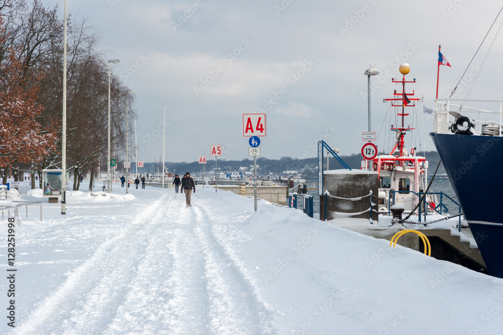 Spaziergang im Schnee an der Kiellinie