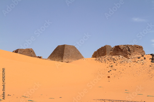 Die Pyramiden von Meroe in der Sahara im Sudan  photo