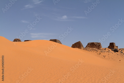 Die Pyramiden von Meroe in der Sahara im Sudan  photo