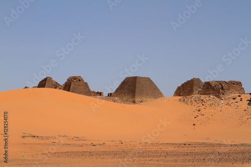 Die Pyramiden von Meroe in der Sahara im Sudan photo