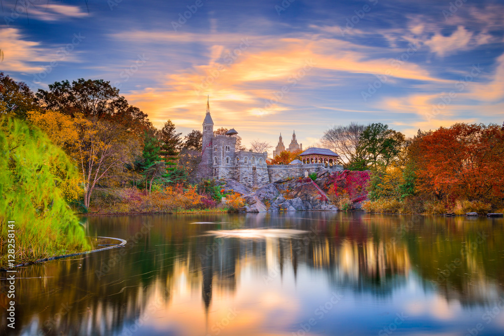 Fototapeta premium Central Park, Nowy Jork na zamku Belvedere jesienią.