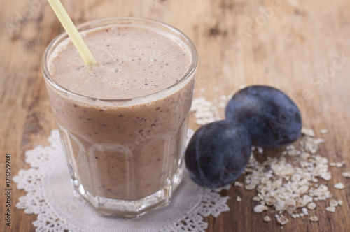 Cleansing smoothie of prune with oats
