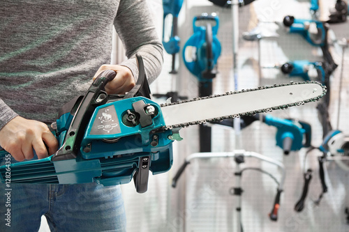 Foto Chain saw in hands at store