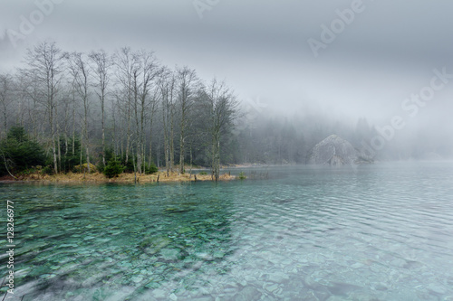 Nebel am herbstlichen Bergsee