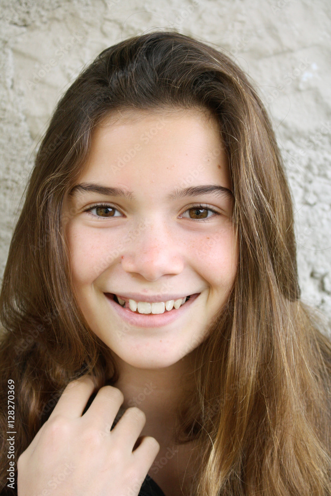 GIOVANE RAGAZZA SORRIDENTE GIOVANE RAGAZZA SORRIDENTE