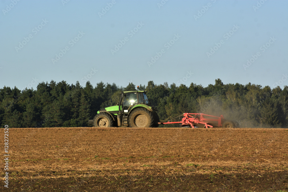 Obraz premium work in the field plowing
