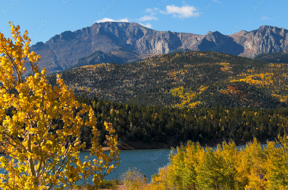 Naklejka premium Pikes Peak and Crystal Reservoir