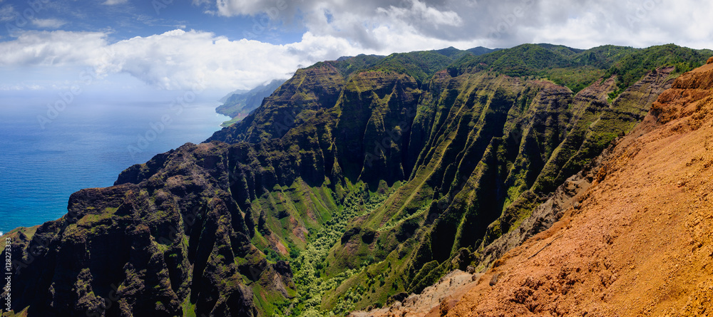 Obraz premium Panoramic landscape view of Na Pali coastline in dramatic style,