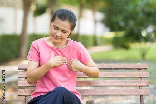 Quadro em tela Woman has chest pain in the garden