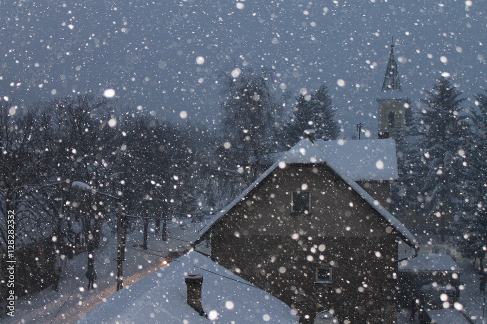 Φωτογραφία Snowy winter night in small town near Sarajevo , Bosnia and Herzegovina