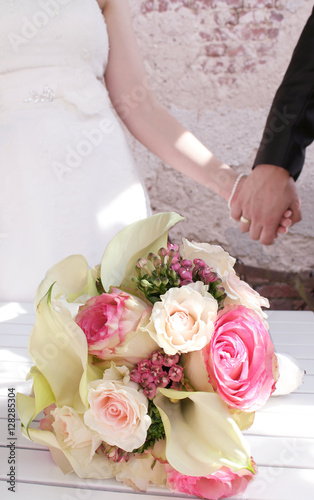 Brautstrauß mit Paar im Hintergrund
